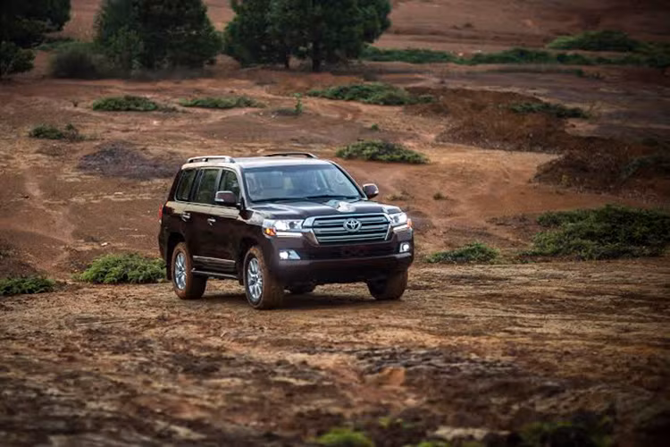 Đặc biệt, bên cạnh hệ dẫn động 4 bánh toàn thời gian 4WD, Land Cruiser mới được trang bị Hệ thống treo ổn định động học (KDSS), giúp chiếc xe vận hành ổn định và mạnh mẽ hơn.