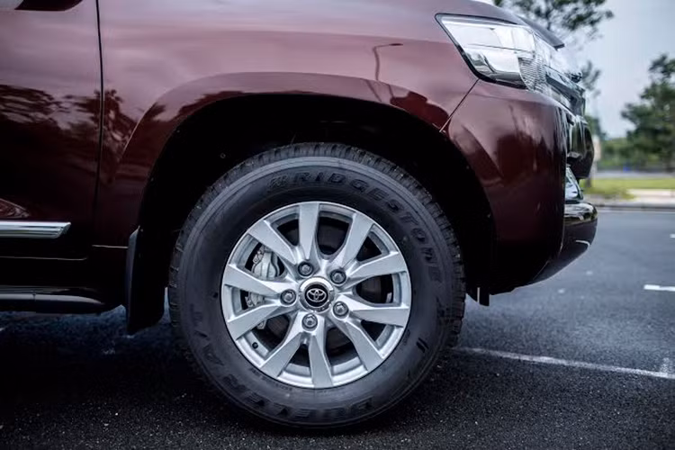 Land Cruiser 2015 sử dụng bánh xe lớn với mâm đúc đường kính 18-inch 5 chấu kép với thiết kế sắc nét.