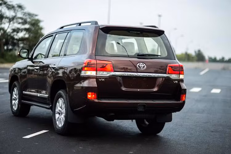 Thiết kế đuôi xe Land Cruiser 2015 trở nên trẻ trung và hiện đại hơn nhờ được trang bị thêm cánh hướng gió đuôi xe. Kính hậu điều chỉnh bằng nút bấm, đóng/mở độc lập.