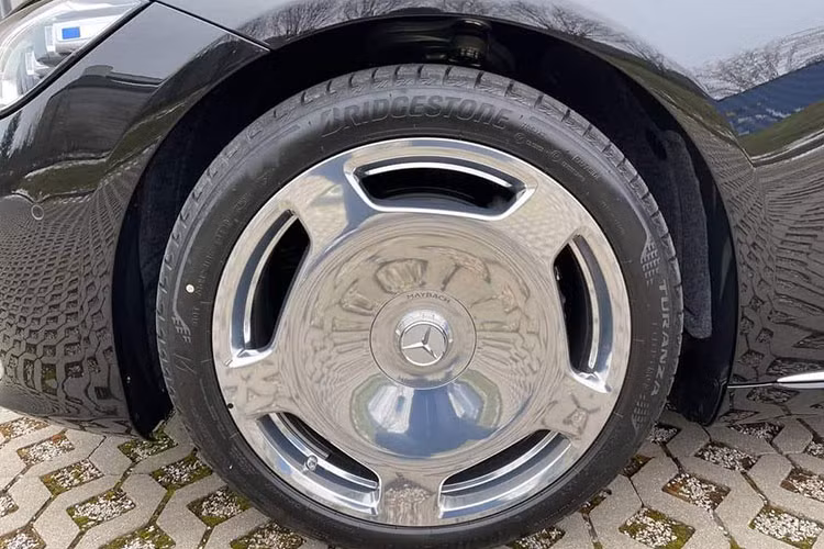 Ngoài ra, mẫu xe siêu sang Mercedes-Maybach S580 đang có mặt tại 1 showroom bán xe siêu sang ở Hà Nội còn sở hữu bộ mâm đa chấu kép cỡ lớn được mạ crôm bóng loáng. Đây là tùy chọn khá đẳng cấp dành cho các chủ xe Mercedes-Maybach S-Class.