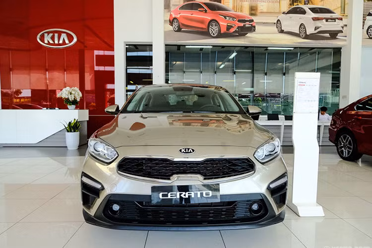 Tháng 5/2021 vừa qua, đã có 875 xe Kia Cerato được giao đến tay khách hàng, tăng 65 xe so với tháng trước. Cộng dồn 5 tháng đầu, mức tiêu thụ của xe này đạt 3.388 xe , Điều này đã giúp Cerato trở thành cái tên sedan hạng C duy nhất lọt vào Top 10 xe bán chạy nhất tháng 5.