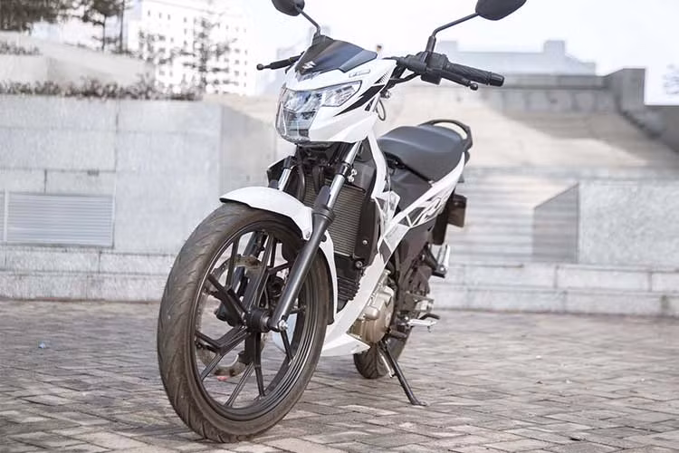 Mẫu xe côn tay Suzuki Raider R150 Fi 2017 sẽ có ba màu sắc gồm trắng/xanh, đen/đỏ giá 48,9 triệu đồng và màu xanh GP giá 49,2 triệu đồng, phiên bản đen nhám có giá 49,9 triệu đồng tại thị trường Việt Nam.