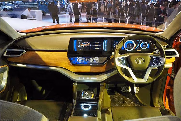 Bước vào bên trong xe, một lần nữa Tata H5X Concept hoàn toàn mới khiến người dùng phải choáng ngợp với những trang bị dành cho nó. Các chi tiết được bọ da kèm vải nỉ cao cấp, một số chi tiết ốp nhũ, gỗ...