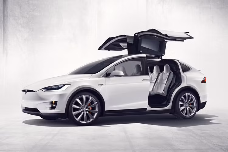 Với phương thức hoạt động tương tự như kiểu cửa gullwing của chiếc Mercedes-Benz SLS AMG, kiểu cửa này chắc hẳn là một điểm nhấn phân biệt Model X với những chiếc SUV khác.