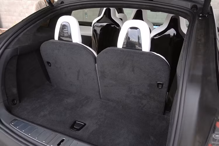 Mặc dù là một mẫu SUV với 3 hàng ghế, nhưng phía sau Tesla Model X 2016 còn được trang bị cốp khá rộng.