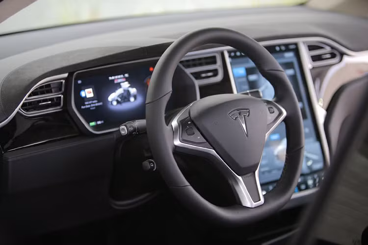 Điểm khác biệt lớn nhất của mẫu SUV này nằm ở khả năng lái bán tự động cho phép xe có thể vượt xe khác trên đường trường mà không cần tài xế phải động tay vào vô lăng.