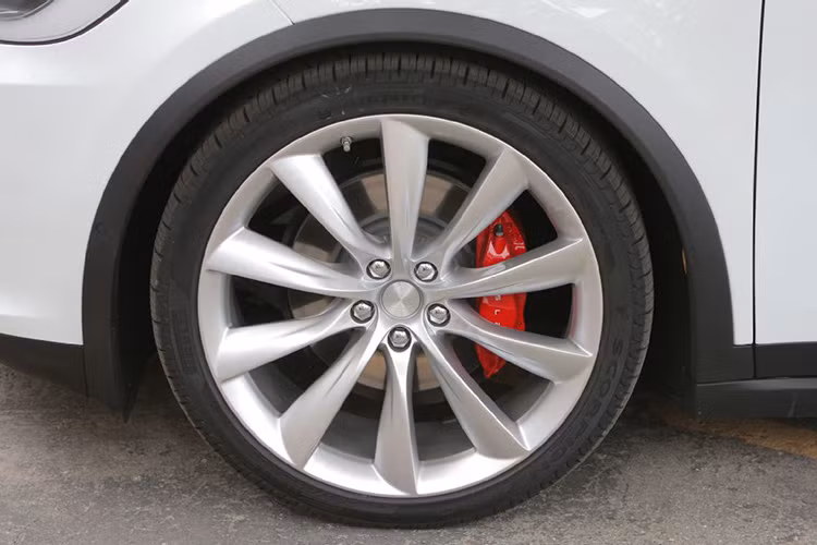 Mâm xe 10 chấu dạng kim đồng hồ được thiết kế khá đơn giản.