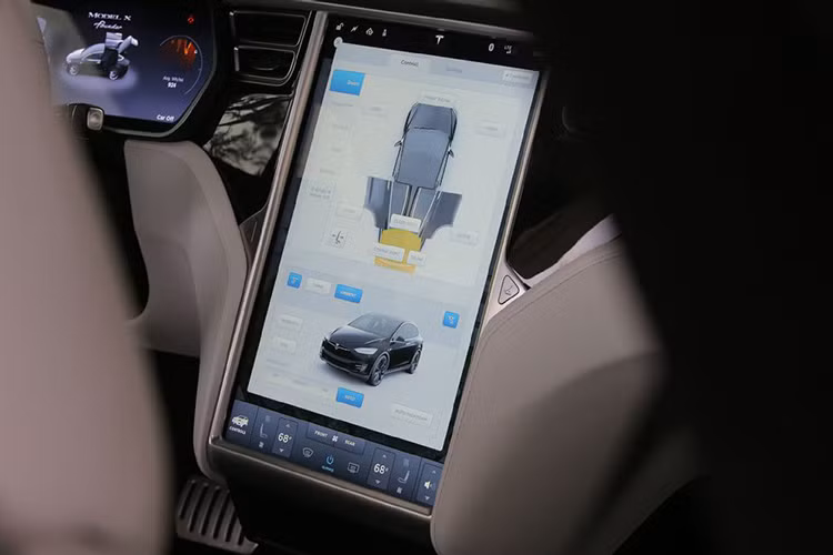 Theo Tesla, cơ cấu này có hai ích lợi trong việc đảm bảo an toàn: xe được người lái ra lệnh vượt và độ an toàn sẽ được người lái tự cân nhắc.