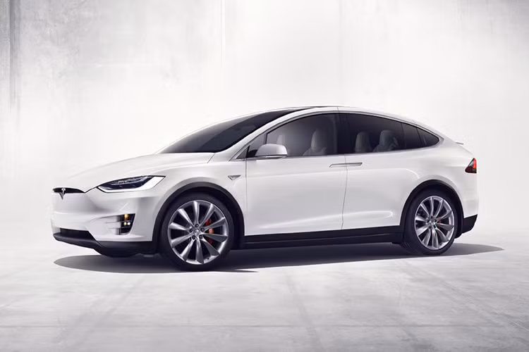 Khác với kiểu cửa gullwing cần rất nhiều không gian bên ngoài khi nó mở ra để tránh va đập vào các vật xung quanh, kiểu cửa này không cần một khoảng trống rộng như vậy.