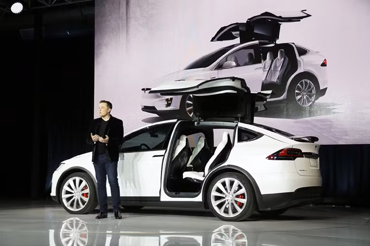 Nhiều người hâm mộ dòng xe Tesla sẽ không lấy gì làm ngạc nhiên khi mà mẫu Tesla Model X 2016 vừa cho ra mắt không khác gì phiên bản concept đã được làm trước đó.
