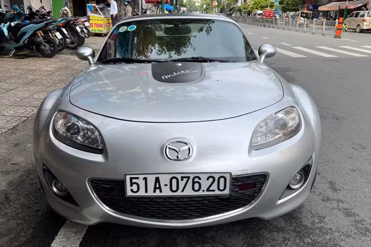 Tiếp tục còn có xe lạ Suzuki Samurai, Toyota AE86, Toyota Corolla, Chevrolet Corvette C3, Mazda MX-5 Miata NA, Mazda RX-7 FD, Datsun 1600 Roadster, Pontiac Firebird, Toyota MR2.