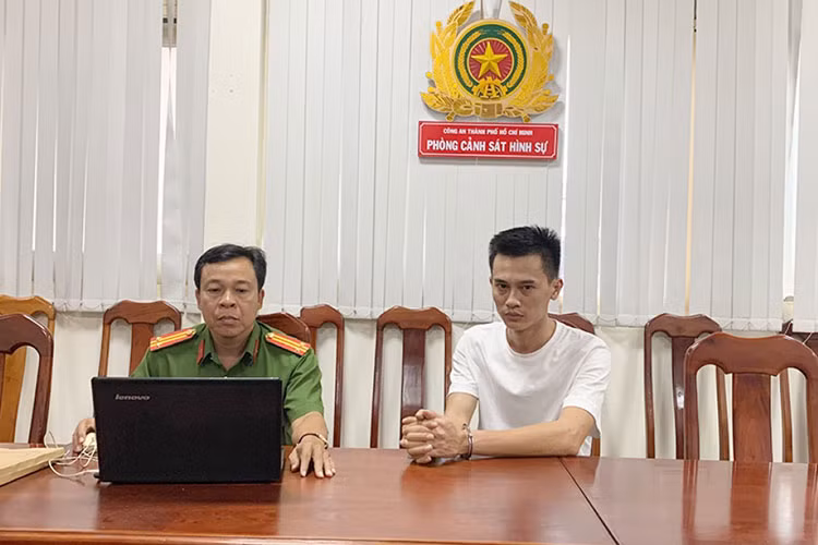 Phan Công Khanh khai nợ khoảng 100 tỷ đồng do nhiều lần sang Campuchia đánh bạc và thua lỗ trong việc đầu tư bất động sản, dẫn đến vỡ nợ nên đã làm liều, lừa bán siêu xe.