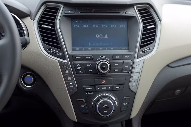 Hệ thống thông tin giải trí trên SUV SantaFe 2016 là thế hệ mới nhất của Hyundai, với màn hình DVD 8 inch tích hợp camera lùi cùng bản đồ dẫn đường chính hãng được phát triển dành riêng cho thị trường Việt Nam, có khả năng cập nhật thông qua cổng USB.