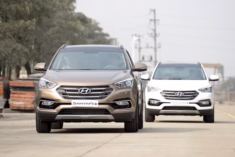 Hyundai SantaFe 2016 được lắp ráp tại nhà máy Hyundai Ninh Bình trên dây chuyền công nghệ được chuyển giao trực tiếp từ Hyundai Hàn Quốc. Vào thời điểm ra mắt các phiên bản 2.2 2WD máy dầu tiêu chuẩn, 2.4l 4WD máy xăng bản đặc biệt và 2.2l 4WD máy dầu bản đặc biệt lần lượt có giá 1,15 tỷ, 1,25 tỷ và 1,3 tỷ đồng.
