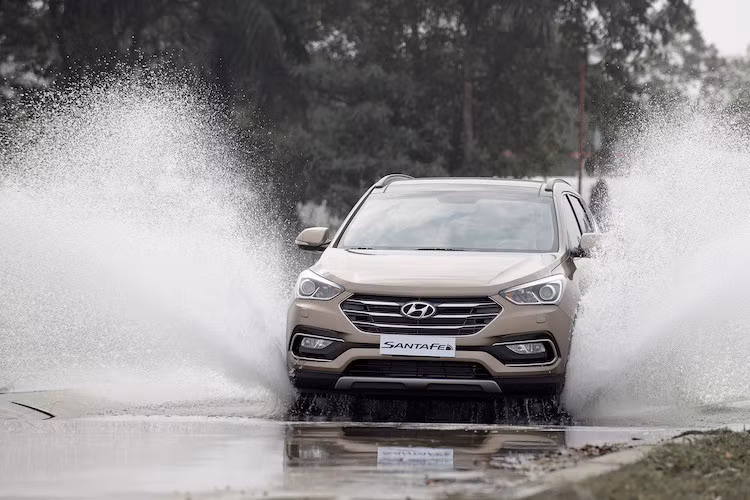 Các trang bị an toàn trên mẫu xe Hyundai SantaFe 2016 gồm hệ thống chống bó cứng phanh ABS, hỗ trợ phanh khẩn cấp BA, phân bổ lực phanh EBD, kiểm soát lực kéo TCS, chống trượt thân xe VSM,cân bằng điện tử ESC, hỗ trợ khởi hành ngang dốc HAC, hỗ trợ xuống dốc DBC và 6 túi khí trong khoang lái.