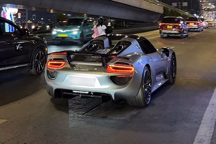 Với những trang bị đáng nể, xe có khả năng tăng tốc từ 0 lên 100 km/h chỉ trong 2,6 giây, trước khi đạt tốc độ tối đa lên đến 345 km/h. Khối lượng xe chỉ ở mức 1.674 kg, và giảm còn 1.634 kg với gói Weissach Package.