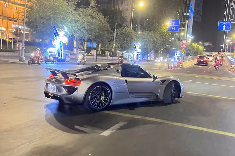 Porsche 918 Spyder chỉ được sản xuất đúng 918 chiếc trên toàn cầu, mỗi xe sẽ được đánh số thứ tự riêng biệt, và tùy theo cấu hình, xe sẽ có giá bán khác nhau, nhưng khởi điểm là từ 845.000 đô la, tuy nhiên, chỉ vài tháng sau được giới thiệu, Porsche 918 Spyder đã tăng giá trên 1 triệu đô la.