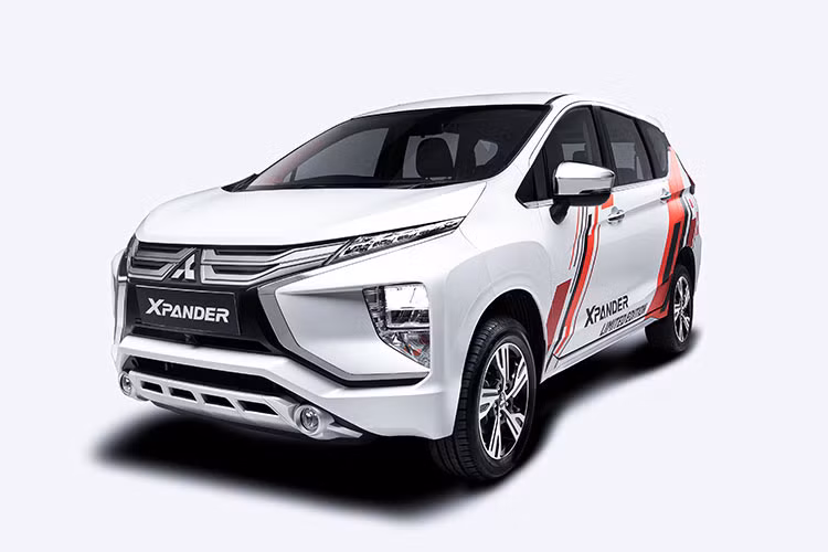 Khách hàng mua xe trong tháng 9/2021 sẽ được nhận thêm gói hỗ trợ tương đương 50% lệ phí trước bạ và bảo hiểm vật chất trị giá 10 triệu đồng (Gói bảo hiểm vật chất không được áp dụng cho phiên bản Xpander MT).