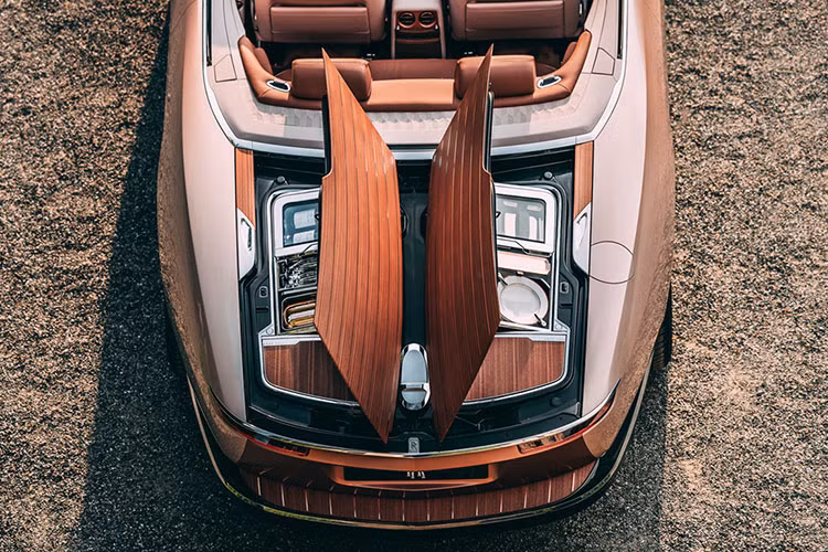 Khi được hỏi về thời gian để tạo ra một chiếc Rolls-Royce Coachbuild, Giám đốc điều hành của hãng cho biết: “Điều đó phụ thuộc rất nhiều vào sự tinh tế của dự án. Có thể dễ dàng mất bốn năm từ bản phác thảo thiết kế đầu tiên cho đến sản phẩm cuối cùng." Trên thực tế, siêu phẩm Sweptail đã cần 4 năm để đi từ quá trình hình thành ý tưởng đến khi xuất xưởng.