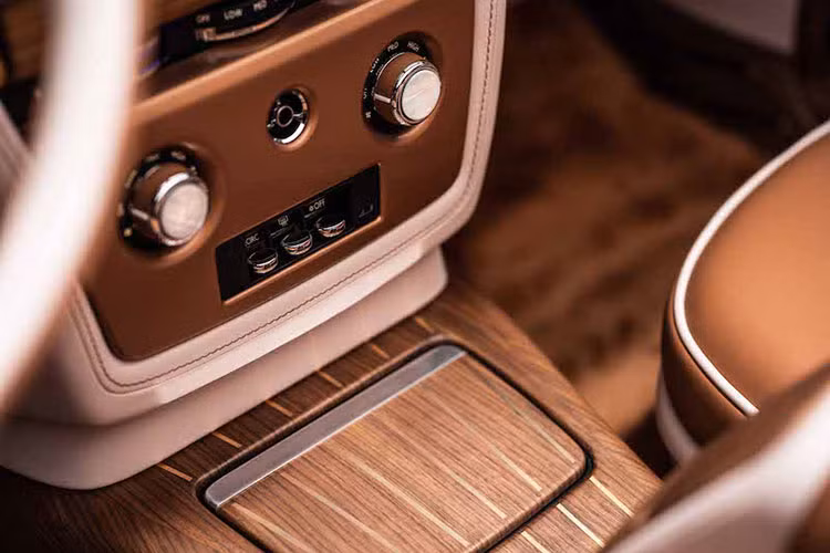Rolls-Royce Sweptail - mẫu xe từng là đắt nhất thế giới vào năm 2017, là khởi nguồn của xe Rolls-Royce Coachbuild hiện đại. Sự phức tạp và kỳ công xoay quanh dự án này từng suýt khiến Rolls-Royce từ bỏ series Coachbuild mà thay vào đó là những phiên bản đặc biệt được chế tạo sẵn.