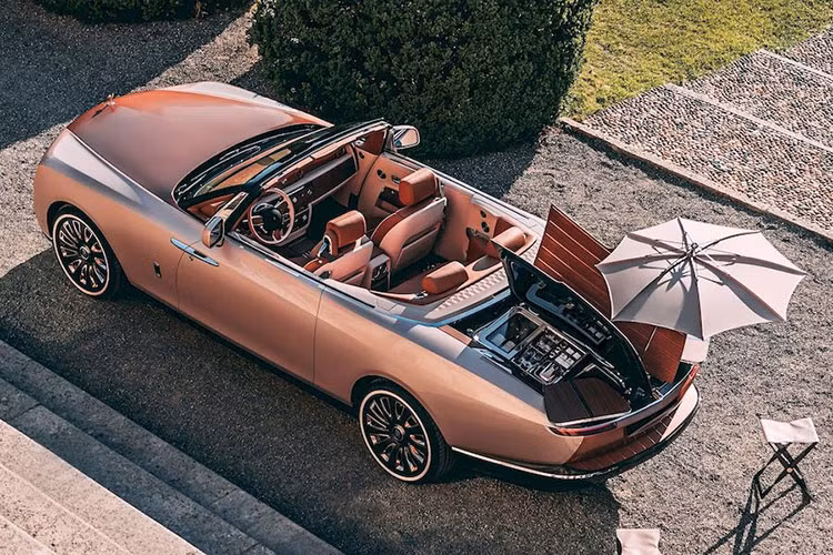 Với sự xa xỉ mà Roll-Royce mang lại, đương nhiên những mẫu xe gắn logo thiếu phụ bay có giá bán rất cao. Không chỉ vậy, thương hiệu siêu sang Anh Quốc còn chế tạo ra những chiếc xe mà có tiền cũng khó có thể mua, đó là những dòng Coachbuild (tạm dịch: chế tác độc lập - xe được phát triển mới dựa theo yêu cầu của khách VIP và không dựa vào nền tảng một mẫu xe sẵn có nào).