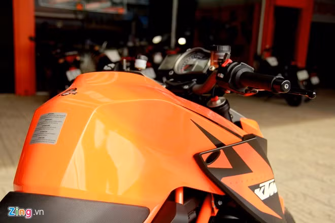 Là "anh cả" của dòng naked-bike KTM Duke đang bán tại Việt Nam, Super Duke 1290 R vẫn mang đậm những nét đặc trưng không thể nhầm lẫn của mình như; bình xăng cao, đuôi ngắn và khung ống thép hàn dạng lưới mắt cáo...