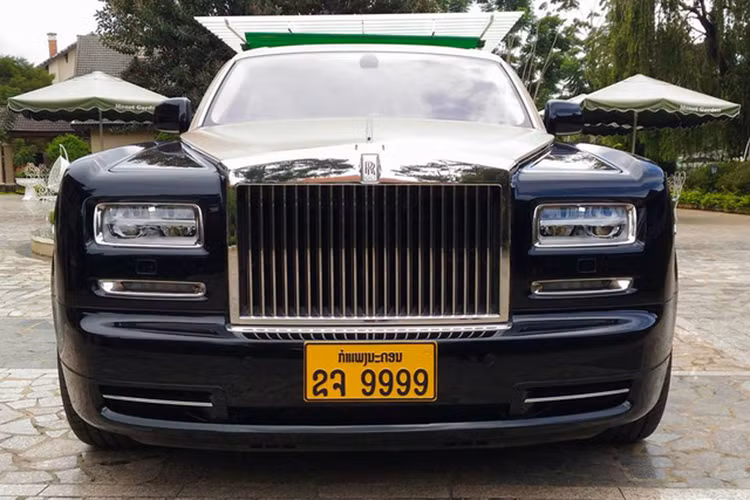 Mới đây nhất, chiếc Rolls-Royce Phantom Series II màu độc này bị bắt gặp xuất hiện tại một khách sạn cao cấp ở Đà Lạt và được cho thuộc sở hữu của chủ nhân ở đây. Trước đó, những chiếc xe sang mang biển kiểm soát của Lào hay Campuchia, thường xuyên xuất hiện trên các con phố tại Việt Nam, đặc biệt là những mẫu xe siêu sang đắt tiền như Rolls Royce.