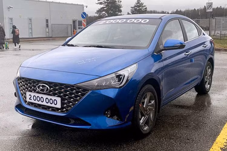 Trong khi mọi sự chú ý đang đổ dồn về Honda City 2021 sắp được ra mắt vào ngày 19/12 tới đây, thì bất ngờ Hyundai Accent 2021 mới bi bắt gặp khi đang chạy thử tại Ninh Bình. Nhiều khả năng đây là bản nâng cấp mới của Accent 2021, cùng với đó theo một số nguồn tin cũng cho biết Hyundai Accent 2021 sẽ được ra mắt ngay trong tháng 11 tới đây và tất nhiên mẫu xe này vẫn tiếp tục được lắp ráp trong nước.