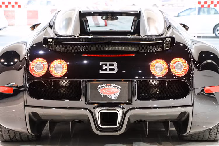 Đây là một trong những chiếc Bugatti Veyron đầu tiên trên thế giới. Nó được sản xuất từ năm 2009 nhưng mới chỉ chạy được có 4100 km.