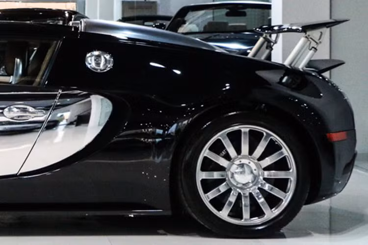 Ngay cả màu đen của chiếc Bugatti Veyron cũng bóng loáng và sáng.