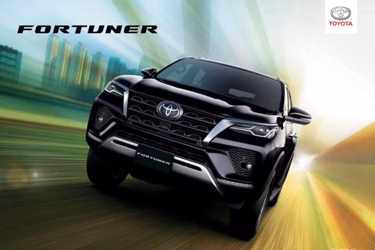 Về thiết kế, Toyota Fortuner 2021 tại thị trường Ả-Rập không có phiên bản Legender như xe ở Việt Nam hay Thái Lan. Thay vào đó, mẫu SUV cỡ trung này có thiết kế giống bản thường ở Việt Nam. Xe được trang bị lưới tản nhiệt với mắt lưới hình lượn sóng, cụm đèn pha LED và cản trước mới. Bên cạnh đó là hốc đèn sương mù trước được mở rộng và dải đèn LED định vị ban ngày thanh mảnh nằm ngang ngay bên dưới.
