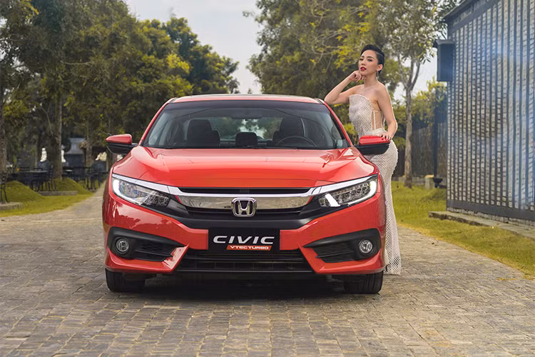 Với 3 phiên bản cùng các gói tính năng tiên tiến đa dạng, Honda Civic mới hứa hẹn sẽ là sự lựa chọn tuyệt vời cho khách hàng với giá bán lẻ đề xuất chỉ từ 758 triệu cho phiên bản 1.8E (i-VTEC), phiên bản 1.5G (động cơ tăng áp) có giá 826 triệu và phiên bản 1.5L có giá 898 triệu đồng.