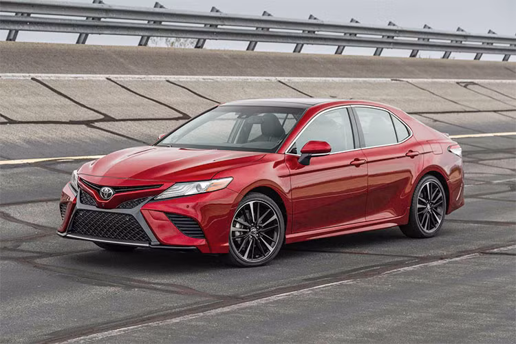 Nếu như năm ngoái Camry chỉ bán được 28.189 chiếc thì năm nay, mẫu xe này đã tăng trưởng doanh số đến 24 %, tương đương 34.991 chiếc. Số lượng này giúp Camry nằm trong top 5 xe bán chạy nhất ở Mỹ. Xe được đánh giá cao về ngoại hình đẹp mắt, tính an toàn, tiết kiệm nhiên liệu và nhiều trang bị ngay từ bản base.