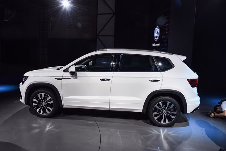 Về kích thước, mẫu crossover cỡ C Volkswagen Tharu R-Line 2019 không có gì khác so với bản thường. Xe cũng sở hữu chiều dài 4.453 mm, rộng 1.841 mm, cao 1.632 mm và chiều dài cơ sở 2.680 mm.