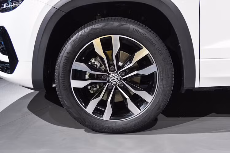 Cuối cùng, xe được trang bị bộ vành hợp kim 18 inch 5 chấu kép phối 2 màu thể thao.