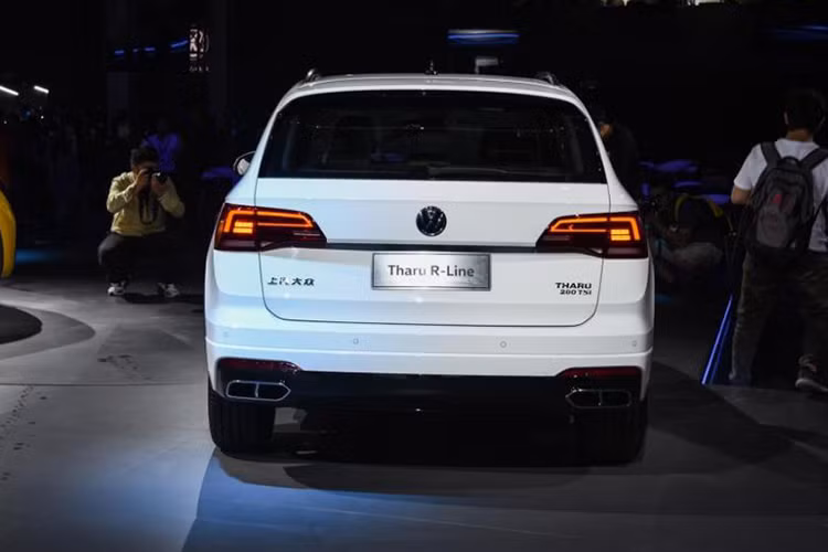 So với bản thường, Tharu R-Line có một số thay đổi lớn nhất là bộ body kit sơn cùng màu thân xe như cản trước tích hợp hốc gió cỡ lớn hơn, thanh ba-bô-lê bên sườn và cản sau. Sự thay đổi này giúp Volkswagen Tharu R-Line trông như có trọng tâm thấp hơn và thiết kế khỏe khoắn hơn.