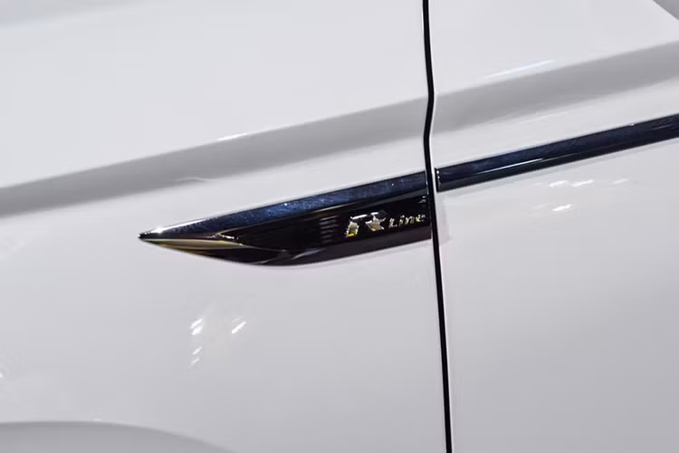 Logo "R-Line" xuất hiện khắp nơi, ở trên lưới tản nhiệt... và chắn bùn của xe, như dấu hiệu nhận biết cho phiên bản thể thao của Volkswagen Tharu.