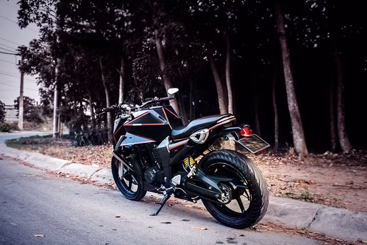 Ngoài ra, naked-bike Yamaha FZ16 còn được trang bị cặp vỏ Michelin Pilot Street thể thao giúp tăng độ bám đường cho xe. Xe vẫn sử hữu khối động cơ 4 thì SOHC xi-lanh đơn 153 phân khối làm mát bằng không khí, kết hợp hộp số 5 cấp.