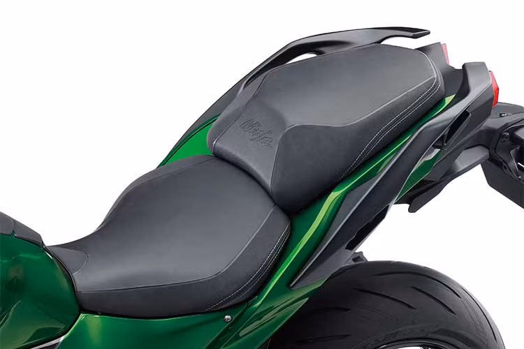 Với phần đuôi xe mới cùng yên sau lớn hơn, Ninja H2 SX đem tới cảm giác thoải mái hơn cho người ngồi sau, đồng thời giúp người dùng có thể lắp thêm thùng đồ 2 bên khi cần. Ninja H2 SX cũng có 2 tùy chọn yên là tiêu chuẩn và yên thấp với chiều cao lần lượt là 835 mm và 820 mm. 