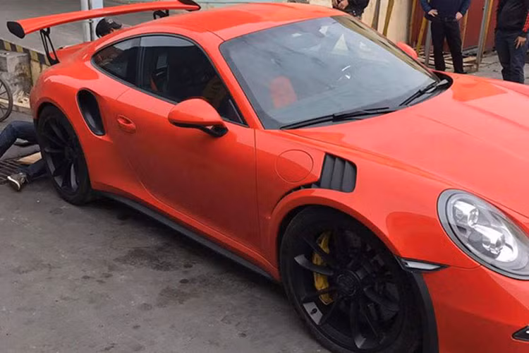 Ở ngoại thất, Porsche 911 GT3 RS gây ấn tượng với hốc gió lớn và được chia thành 3 vùng riêng biệt. Ngoài ra, lưới tản nhiệt trải dài sát mép khoang hành lý phía trước là một thiết kế độc đáo trên mẫu siêu xe đường phố. Cụm đèn pha sử dụng công nghệ LED cùng đèn định vị bên dưới. 