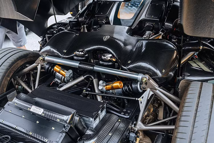 Siêu xe Koenigsegg Regera của Hoàng Kim Khánh có khả năng tăng tốc từ vị trí xuất phát lên 100 km/h trong thời gian 2,8 giây trước khi đạt vận tốc tối đa 400 km/h. Koenigsegg Regera có khả năng tăng lực ép xuống mặt đường 450 kg khi đạt tốc độ 250 km/h.
