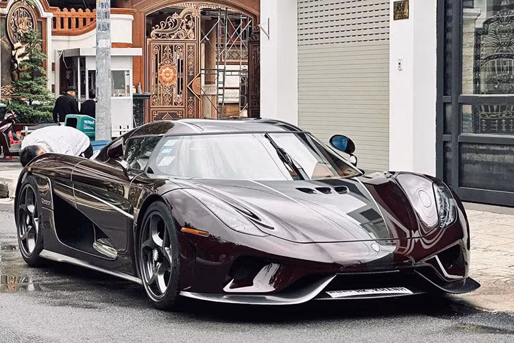 Ngoài ra, Regera còn là một chiếc xe không sử dụng hộp số truyền thống. Cơ cấu chuyển số trên xe dựa theo cấu trúc truyền động trực tiếp có tên gọi Direct Drive giúp giảm 50% năng lượng bị thất thoát so với các loại hộp số thông thường.