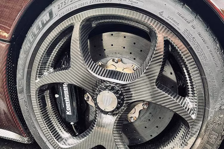 Koenigsegg Regera sở hữu thiết kế vô cùng ấn tượng và nổi bật với cửa mở 180 độ đặc trưng, đây cũng chính là chi tiết khiến Regera không thể bị nhầm lẫn với các siêu xe thể thao khác.
