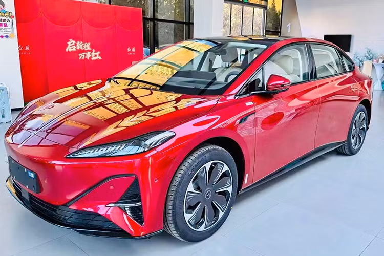 Thương hiệu xe cao cấp Hongqi của FAW đã ra mắt Hongqi Tiangong 05 tại Trung Quốc. Chiếc xe điện này nhằm mục đích cứu vãn mảng xe điện của thương hiệu tại thị trường trong nước. Tiangong 05 có hệ thống hỗ trợ lái xe L2.9 và phạm vi hoạt động lên tới 750 km. Doanh số bán chậm buộc Hongqi phải hành động khẩn cấp để cải thiện hiệu suất bán hàng của bộ phận mới thành lập.