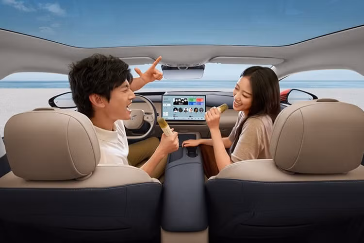Chức năng này cho phép xe tự lái từ điểm này đến điểm khác. Tuy nhiên, người lái xe cần phải quan sát tình hình cẩn thận. Một điểm nổi bật khác của Hongqi Tiangong 05 là chip 7nm kép dành cho ô tô. Chúng hỗ trợ nhận dạng giọng nói bốn vùng và điều khiển bằng cử chỉ, nhờ tích hợp DeepSeek AI.