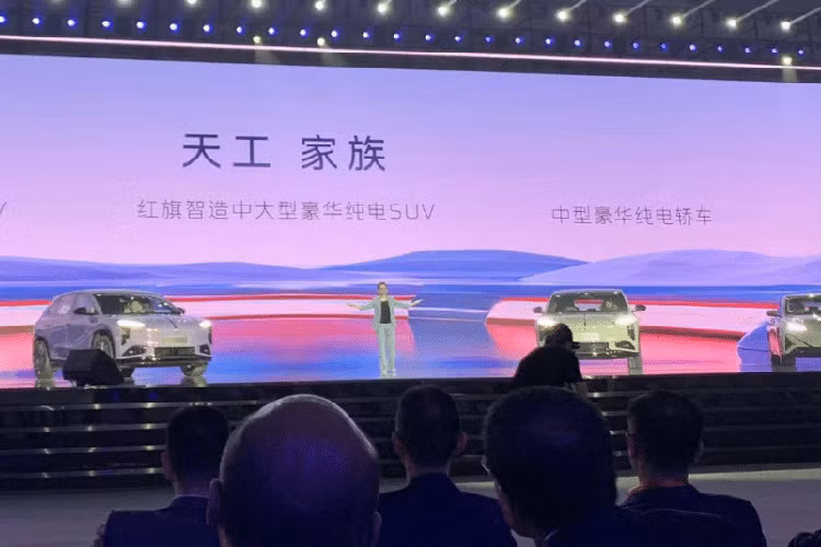 Hongqi Tiangong 05 ra mắt được xây dựng trên nền tảng 400V. Mỗi phiên bản của chiếc sedan này đều sử dụng một động cơ điện duy nhất ở trục sau, cho công suất 210 kW (282 mã lực) và mô-men xoắn 317 Nm.