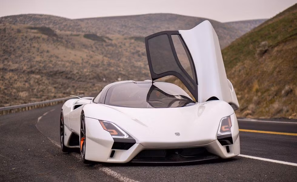 SSC Tuatara. Tiếp bước đồng hương Hennessey, SSC cũng tự mình phát triển nhiều siêu xe danh giá. Trong số này có Ultimate Aero, từng đạt kỷ lục nhanh nhất thế giới trước khi bị siêu xe Veyron Super Sport của Bugatti qua mặt năm 2010. Tâm huyết mới nhất của SSC là siêu xe Tuatara, mạnh tối đa 1.750 mã lực, sử dụng động cơ V8 5.9L tăng áp kép. Được phát triển từ năm 2011, 100 siêu xe SSC Tuatara đầu tiên sẽ tới tay khách hàng từ tháng 8 năm nay. Mỗi chiếc Tuatara trị giá 1,6 triệu USD.
