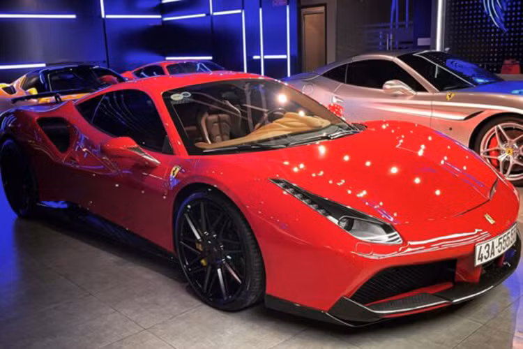 Tính đến thời điểm hiện tại, có tất cả 4 chiếc Ferrari 488 tại Việt Nam được nâng cấp gói độ Novitec Rosso, trong đó có 3 chiếc thuộc bản GTB và 1 chiếc thuộc bản Spider (mui trần). Số tiền mà chủ nhân phải bỏ ra để nâng cấp gói độ Novitec cho “siêu ngựa” này lên đến hơn 1 tỷ đồng.