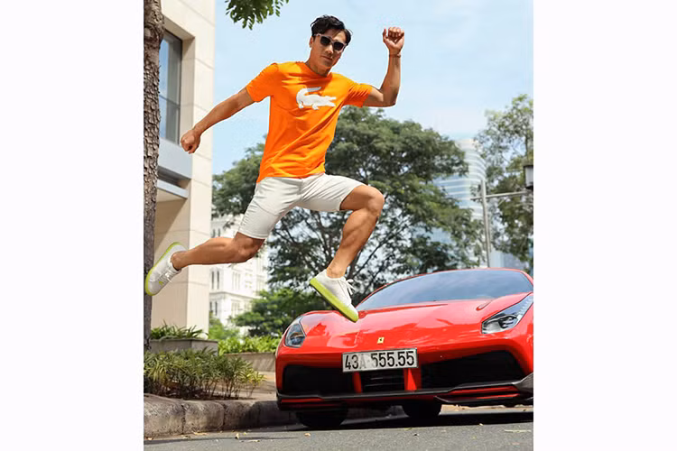 Những hình ảnh chụp lại cho thấy, chiếc siêu xe Ferrari 488 GTB của Bùi Tiến Dũng không còn được gắn bộ mâm độ Vossen đắt đỏ mà thay vào đó là mâm zin 5 chấu kép. Hiện chưa rõ vì sao người đang nắm giữ chiếc xe Ferrari 488 GTB biển ngũ quý 5 lại tháo mâm độ ra để xe mang bộ móng nguyên bản.