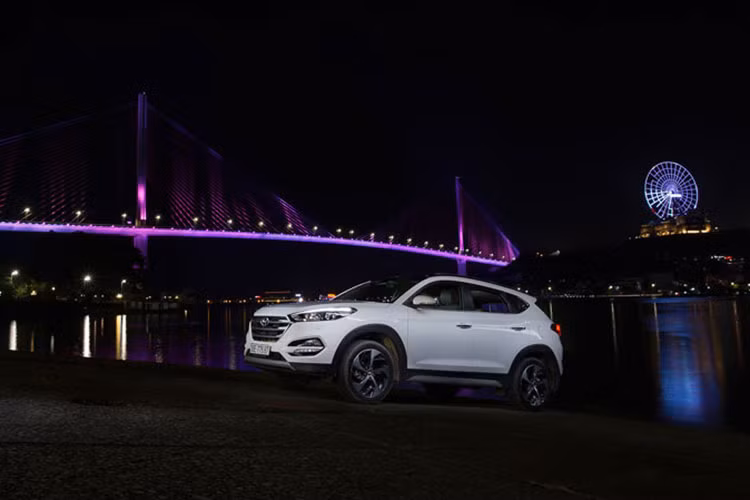 Mẫu xe ôtô Hyundai Tucson 2017 được Hyundai Thành Công lắp ráp tại Việt Nam trên dây chuyền công nghệ hiện đại bậc nhất được chuyển giao trực tiếp từ Hyundai Hàn Quốc. Điểm nhấn của dây chuyền là 6 chiếc Robot hàn tự động do Hyundai Hàn Quốc cung cấp.